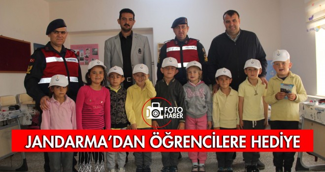 Jandarma’dan Öğrencilere Hediye