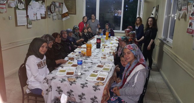 Kent Konseyi Kadın Meclisi'nin Mahallelerde Düzenlediği İftar Programları Devam Ediyor
