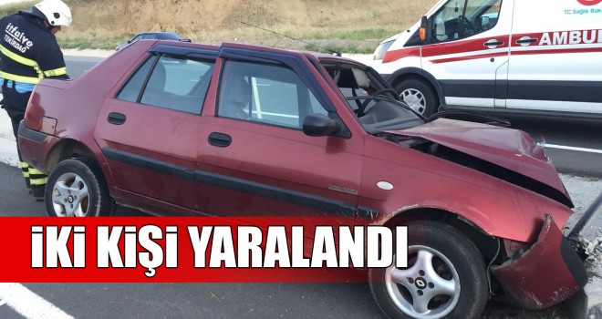 Araç Orta Refüje Çarptı; 2 Yaralı