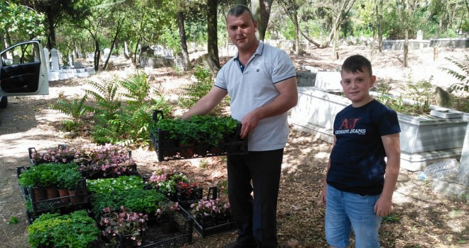 Mezarlıklara Ücretsiz Çiçek Dağıtımı Yapılıyor