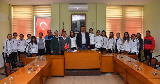 Kadın Hentbol Takımı Sporcularından, Başkan Yurdakul’a Ziyaret