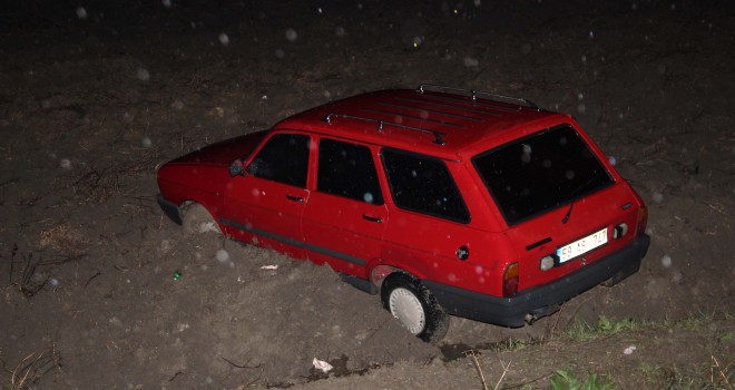 Tarlaya Uçan Otomobilden Yaralı Kurtuldu