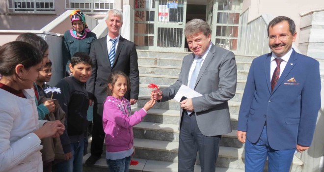 Öğrencilerden Kaymakam Karahan’a Çiçek