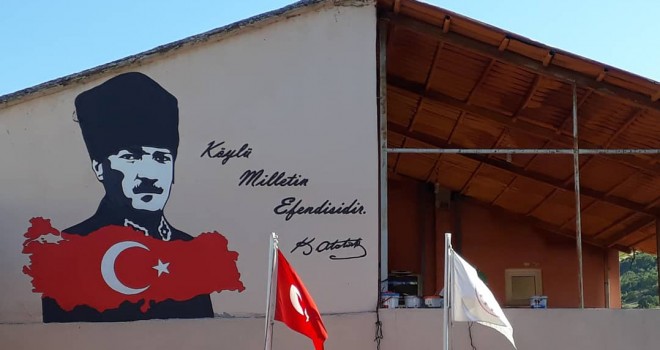 Atatürk ve Türk Bayrağı Portreleri Mahallelere Güzellik Katıyor