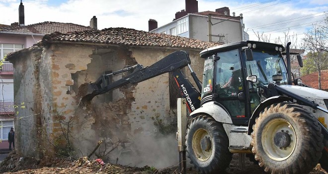 Metruk Binaların Yıkımına Devam Ediliyor