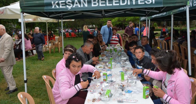 Keşan Belediyesinden Engelli Vatandaşlara Kahvaltı