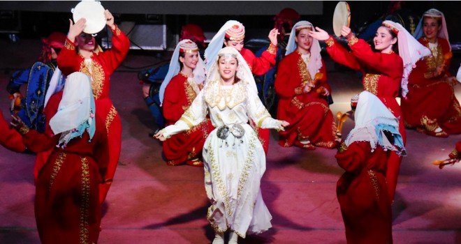 Türkiye’nin renkleri Altın Kiraz Halk Oyunları Yarışması’nda buluştu