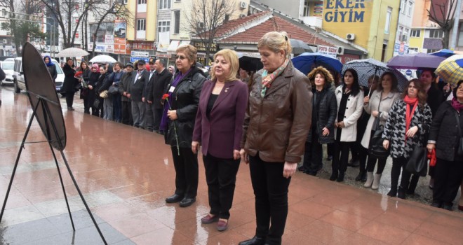 8 MART DÜNYA KADINLAR GÜNÜ ATATÜRK ANITI ÖNÜNDE KUTLANDI