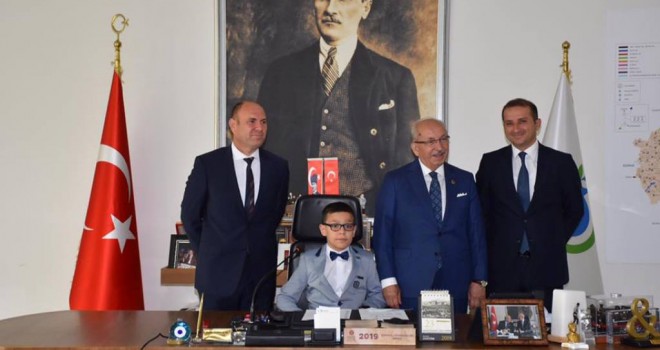 Başkan Kadir Albayrak Başkanlık Makamını Minik Öğrenciye Devretti