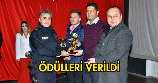 Öğretmen ve Öğrenciler Ödüllerini Aldı