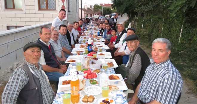 Hayırsever İş Adamı Uysal’dan, Deveci Mahallesi’nde İftar