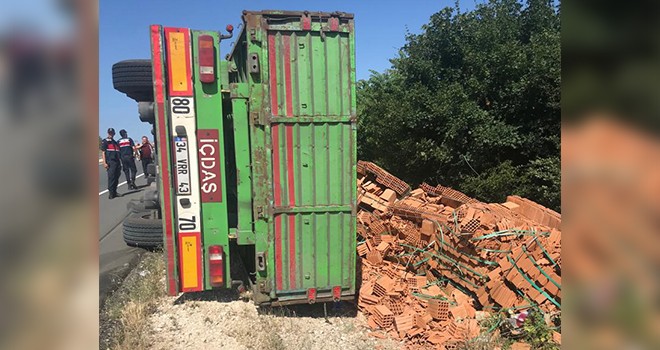 Tuğla Yüklü Tır Devrildi; 1 Yaralı