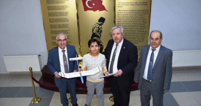 Genç Kursiyerlere Sertifikaları Verildi