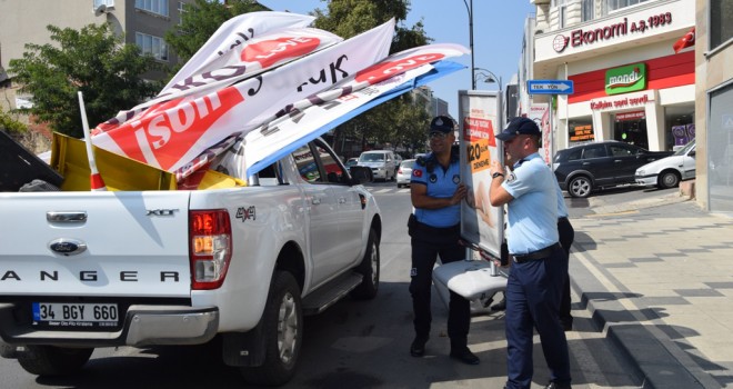 Kaldırım işgali yapan reklam tabelaları ve bayraklı tanıtımlar toplatıldı