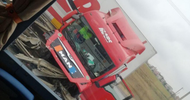 Lastiği Patlayan TIR Bariyerlere Çarptı; 1 Yaralı