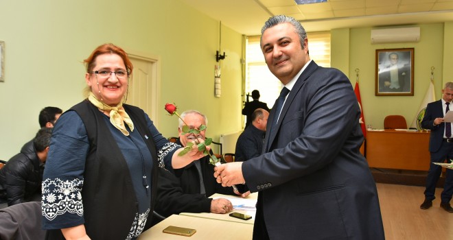 Başkan Yurdakul’dan, Belediye Meclis Üyelerine Çiçek