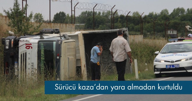 Lastiği Patlayan Kamyon Şarampole Devrildi