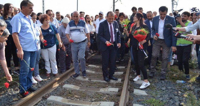 Raylara Karanfil Bıraktılar