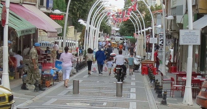 Motosikletler Yayaların Arasında