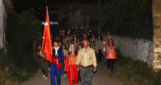 İzcilik Kursu Öğrencileri Fener Alayı Düzenledi