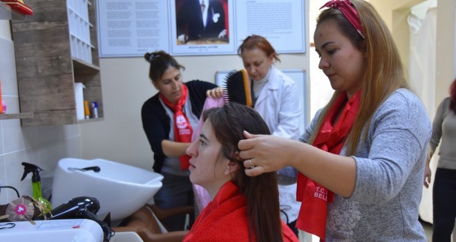 Kadınlar, Büyükşehir Belediyesi’nin Kurslarıyla Meslek Sahibi Oluyor