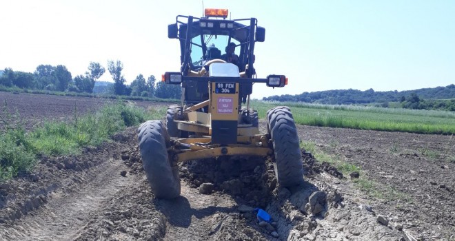 Hasat Dönemi Öncesinde Tarla Yollarında Bakım Yapılıyor