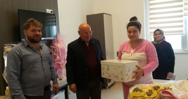 “Hoş Geldin Bebek” projesinde 10.000’inci paketi Başkan Eşkinat verdi